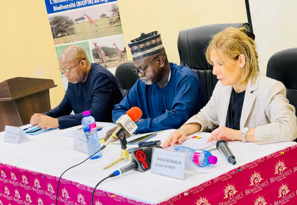 SE Mme l’Ambassadrice du Royaume de Belgique, M. le Représentant résident adjoint du PNUD et M. le Secrétaire General du Ministère du Plan, annoncent le lancement de BIOFIN Niger, 22/03/2023, photo PNUD